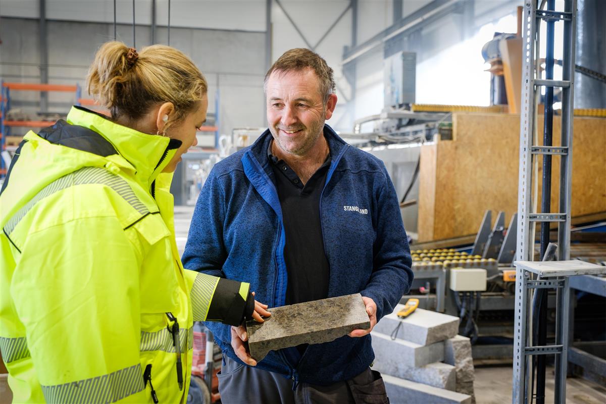 To ansatte fra Borsheim AS som produserer granittheller og kantstein  - Klikk for stort bilde