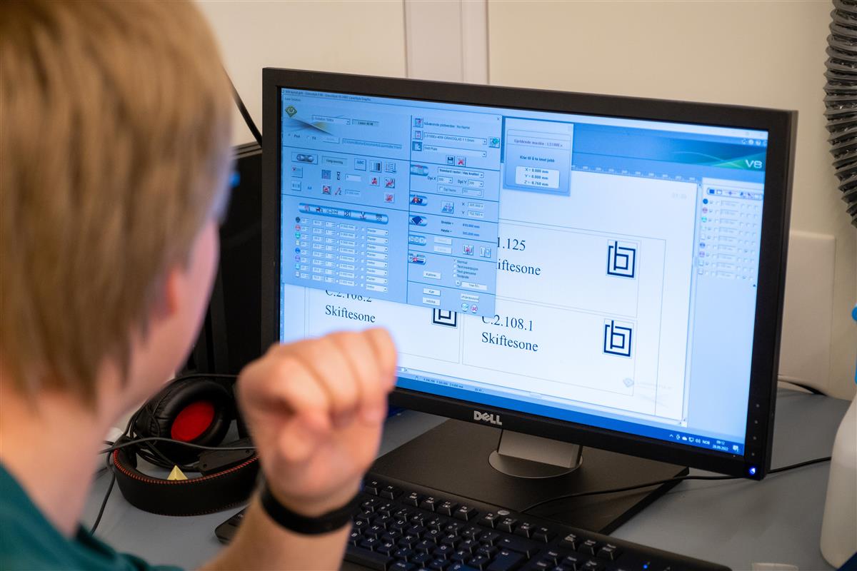  Lærling ved IT-driftsfaget i arbeid - Klikk for stort bilde